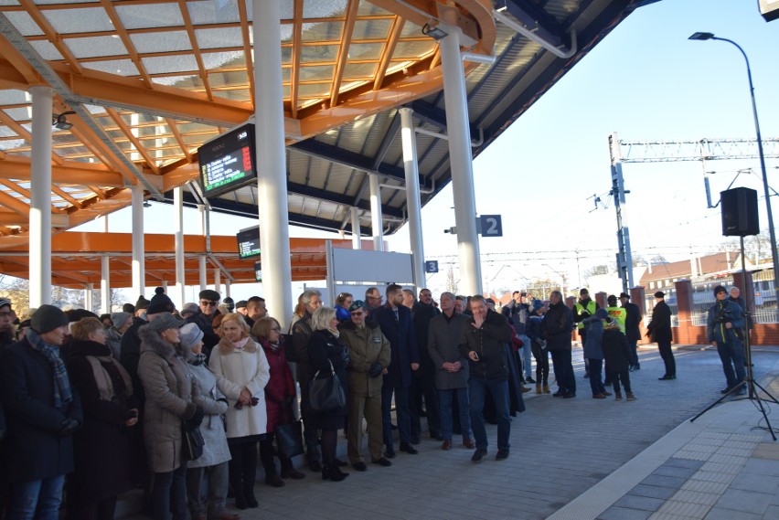 Odsłonięcie płyty pamiątkowej w hołdzie dla Sławomira Pajora w Zintegrowanym Centrum Przesiadkowym [ZDJĘCIA]