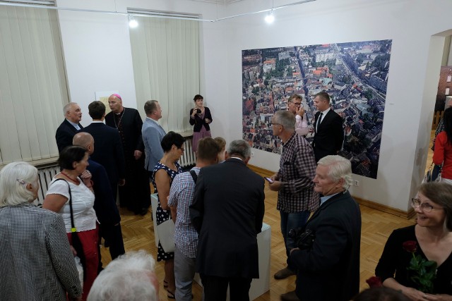 W 20. rocznicę wizyty Jana Pawła II w Sosnowcu odbył się wernisaż wystawy upamiętniającej to wydarzenie.
