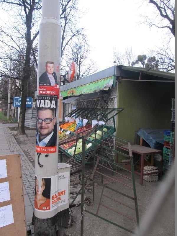Plakaty wyborcze nadal wiszą. Kto i kiedy posprząta z nich Wrocław? (ZDJĘCIA)