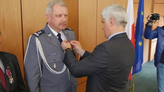 Komendant Powiatowy Policji w Augustowie odznaczony Brązowym Krzyżem Zasługi (zdjęcia)