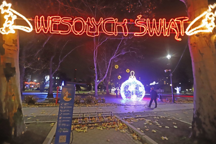 Ozdoby świąteczne w Siemianowicach Śląskich. Rozbłysło 700...