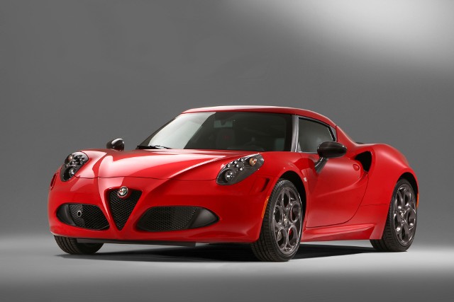 Alfa Romeo 4C - odświeżony model ma nową, chromowaną atrapęchłodnicy, polerowanąoprawę reflektorów i nowykolor nadwozia AnthraciteGrey. Gamę silników uzupełniła105-konna jednostka0.9 Turbo TwinAir