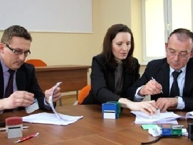 Wójt Paweł Zagaja (z lewej) podpisał umowę w sprawie solarów. 