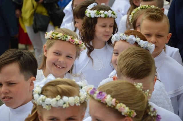 Na zdjęciu: Pierwsza komunia w parafii Najświętszej Maryi Panny Królowej Pokoju w Piotrkowie Trybunalskim w 2019 roku - ostatnim przed pandemią.CZYTAJ DALEJ>>>.