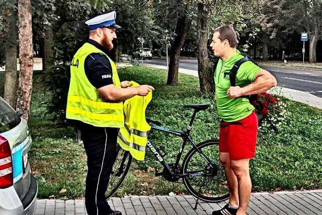 Policjanci wręczali cyklistom kamizelki odblaskowe