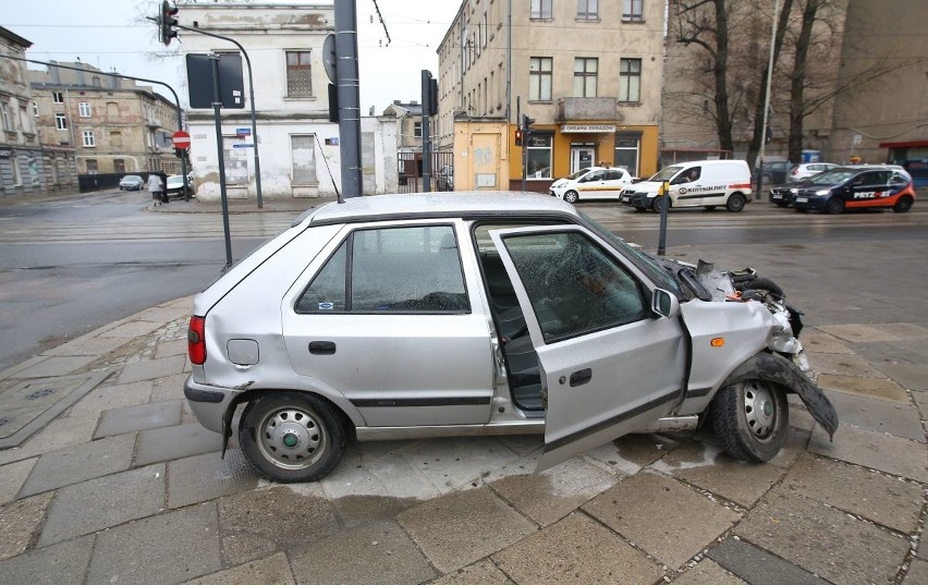 Wypadek przy ul. Gdańskiej! Skoda wjechała na czerwonym [zdjęcia]