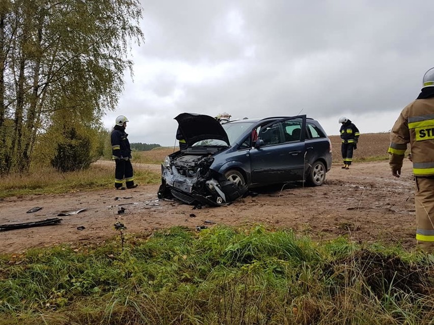 Kiersnówka. Zderzenie dwóch aut na skrzyżowaniu. Jedna osoba ranna [ZDJĘCIA]