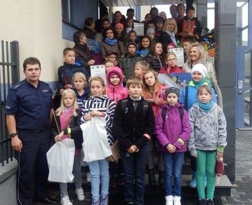 Czternaście 3-osobowych drużyn ze szkół podstawowych z terenu powiatu staszowskiego walczyło w powiatowym etapie konkursu "Bezpieczeństwo na piątkę"