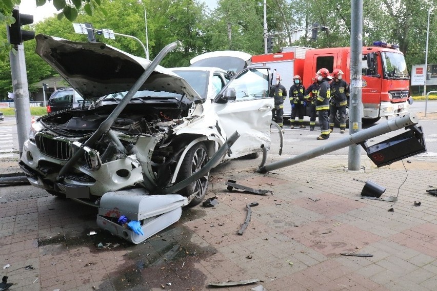 Poważny wypadek przy parku Południowym. Zderzyły się dwa samochody 