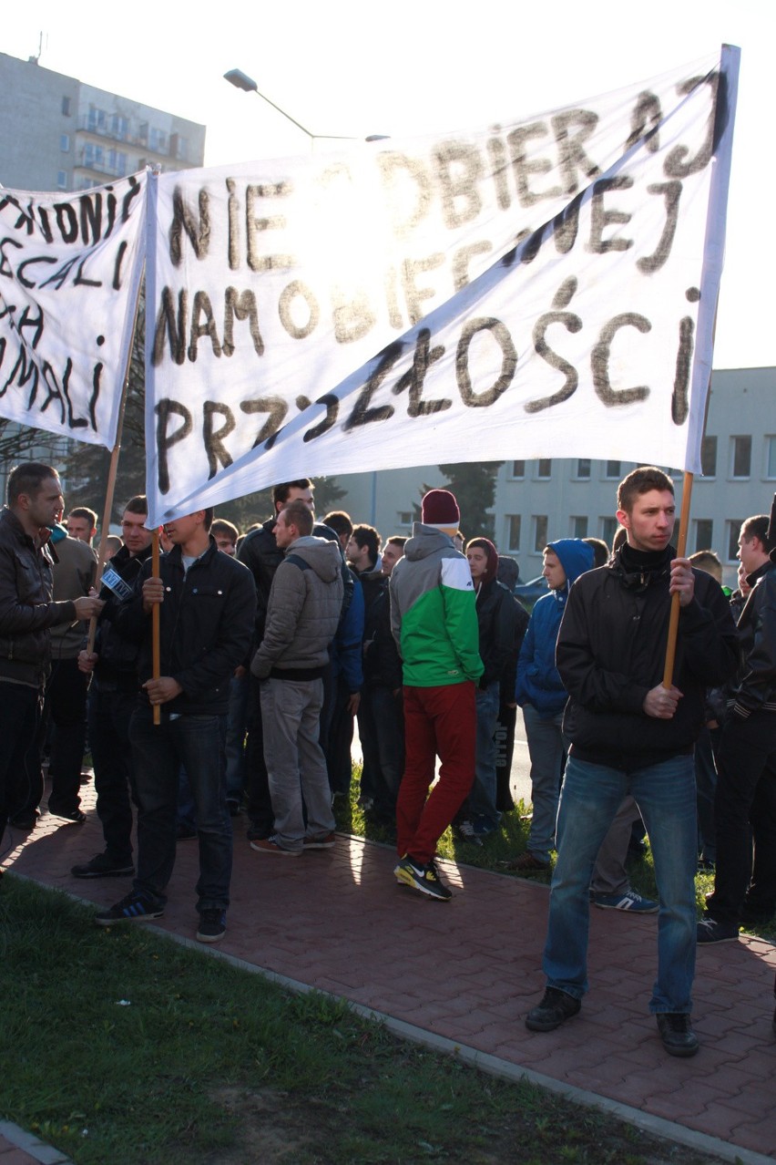 Absolwenci klas górniczych pikietowali przed siedzibą JSW.