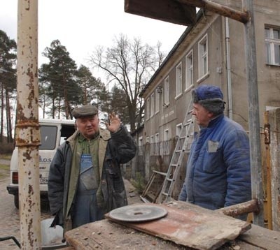 Michał Rewaj i Antoni popala starają się uprządkowa teren dawnej strażnicy