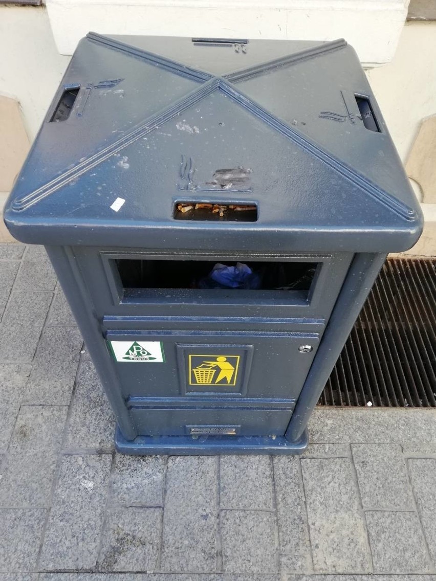 Pojemniki na drobne odpadki stojące na starówce nie zawsze są traktowane zgodnie z przeznaczeniem