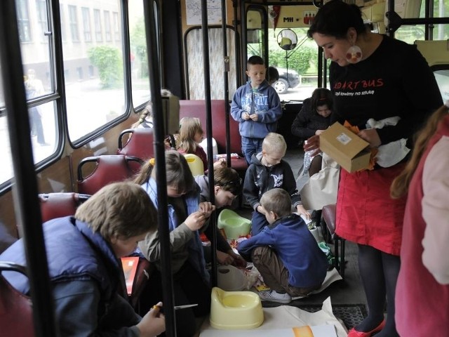 Sztuka w autobusie? Czemu nie. Nawet kiedy pada można w nim tworzyć sztukę