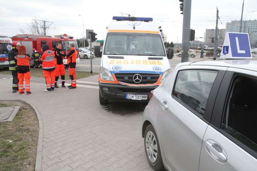 Wypadek podczas egzaminu. Karetka uderzyła w samochód nauki jazdy