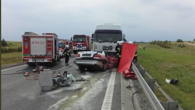 W poniedziałek na drodze krajowej nr 22 na odcinku chojnickiej obwodnicy policjanci przez ponad 4 godziny pracowali na miejscu wypadku drogowego, w którym zginęły trzy osoby podróżujące toyotą avensis.