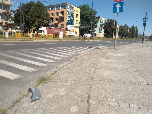 Na tym przejściu przy ulicy Odrodzenia w Toruniu doszło do tragedii, w nocy z 5 na 6 sierpnia 2020 roku. Pod kołami taksówki Miłosza K. zginął p8ieszy - pan Krzysztof. Zdjęcie wykonane zostało nazajutrz.