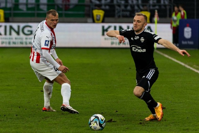Paweł Jaroszyński (z lewej) zdobył dwa gole w meczu z Radomiakiem