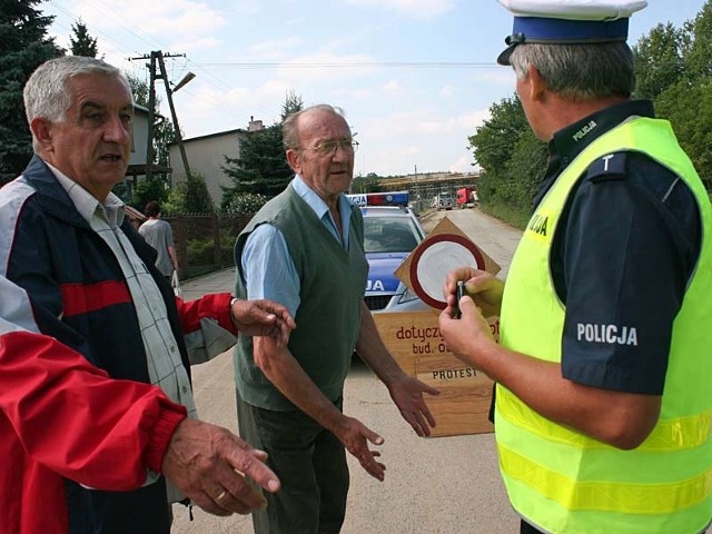 Policjanci, którzy przyjechali na miejsce protestu, zapowiadają, że rozliczą łamiących prawo kierowców. Wystarczy tylko zawiadomić ich o parkujących lub za szybko jeżdżących TIR-ach.