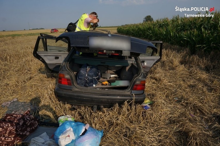 BMW dachowało na polu na ul. Długiej w miejscowości Łubie....