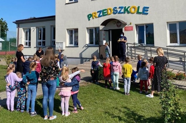 Policjanci z Przysuchy prowadzili zajęcia z przedszkolakami w Ninkowie o bezpieczeństwie na drodze.