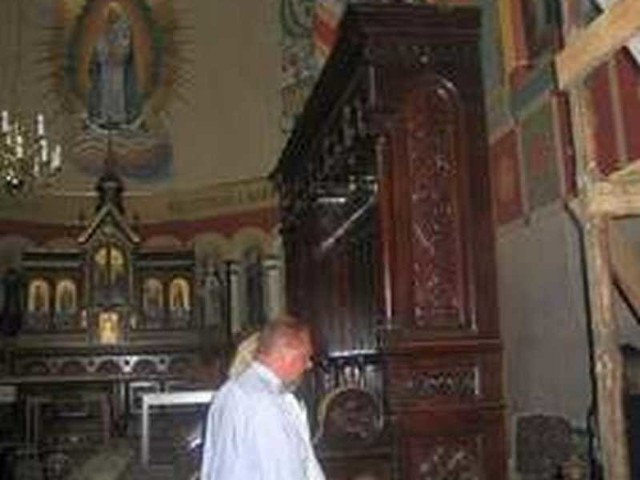 W zabytkowym klasztorze sióstr Dominikanek w Wielowsi, dwie fale powodziowe wyrządziły ogromne szkody. Na wymianę czekają między innymi zabytkowe ławy.