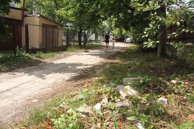 Przejście pomiędzy ulicą Zimną a Karczówkowską jest zaśmiecone i nierówne.