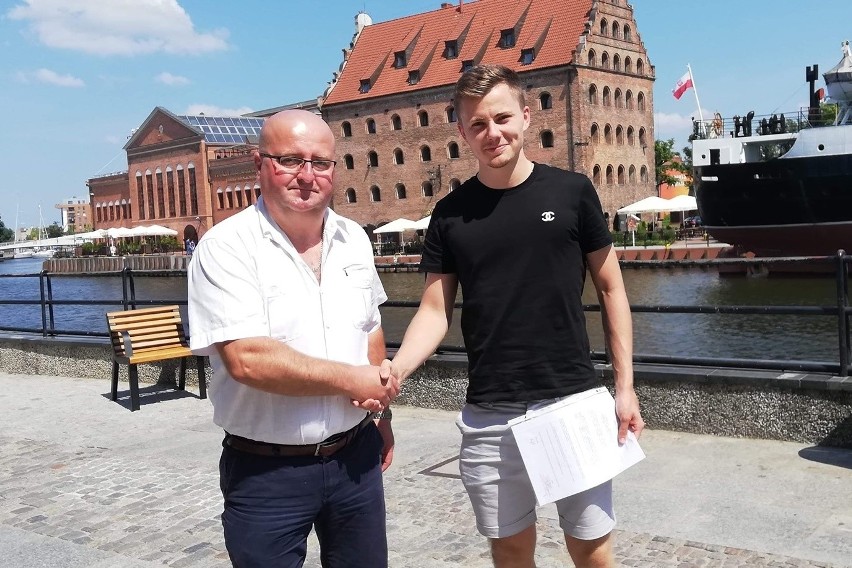 Prezes klubu Maciej Glijer (z lewej) podpisał kontrakt z...