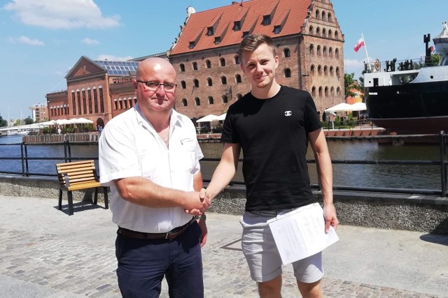 Prezes klubu Maciej Glijer (z lewej) podpisał kontrakt z Damianem Kreftem
