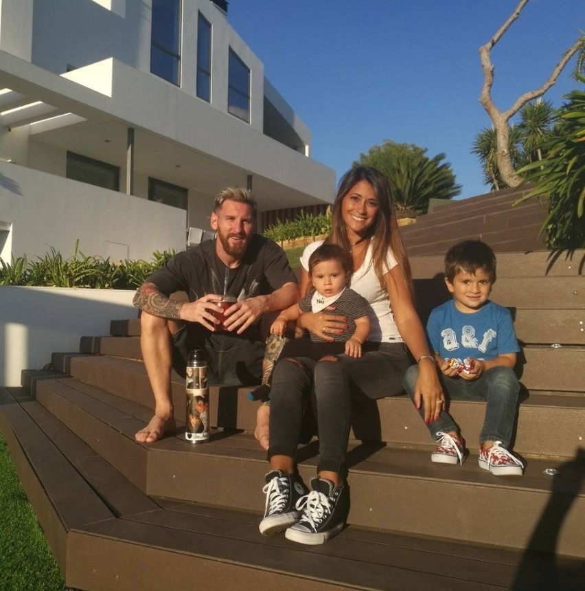 Lionel Messi wraz z żoną i dwójką dzieci mieszka w szykownej...