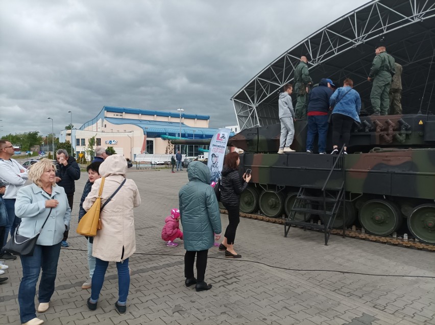 Piknik wojskowy w Ostrowi Mazowieckiej. 21.05.2022 można było obejrzeć: pojazdy, broń i sprzęt wojskowy. Zdjęcia