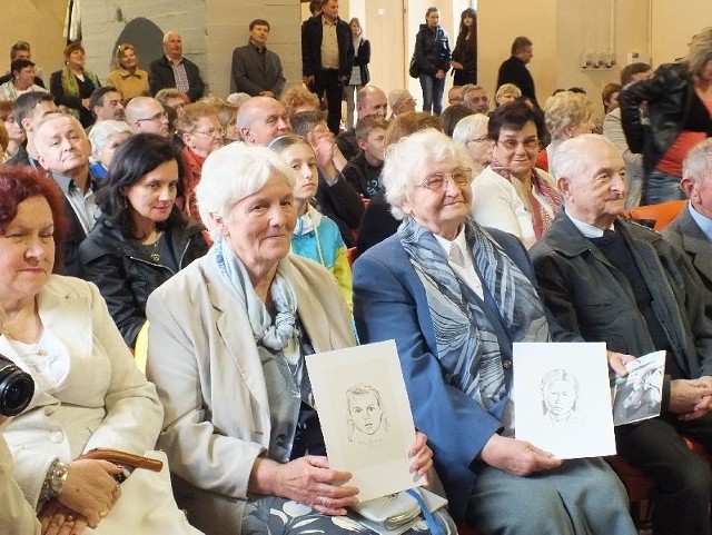 Dawne uczennice Stanisława Szpinetera: Bolesława Garbala z domu Zając i Halina Szczykutowicz z domu Stępniewicz z kopiami swoich portretów.