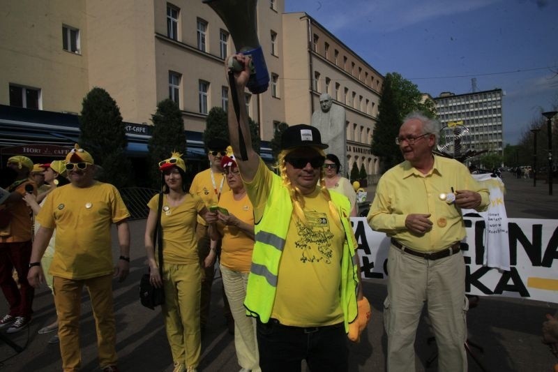 Żółta Alternatywa żąda uwolnienia kaczki! Happening w pasażu Schillera