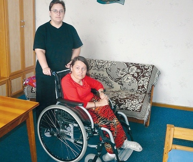 Niepełnosprawna Joanna Kowalik mieszka od kilku miesięcy u swojej przyjaciółki Elżbiety Milewskiej, która się nią opiekuje. Ale pani Joasia marzy opowrocie do swojego mieszkania.