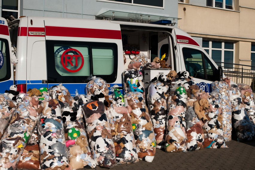 Krakowskie Pogotowie Ratunkowe otrzymało 2,5 tys. maskotek, które będą jeździć w karetkach 