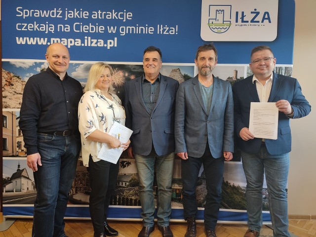 Jedna z inwestycji dotyczy przebudowy sieci ciepłowniczej w okolicach osiedla Staszica w Iłży. Wykonawcą będzie firma TERMIX z Radomia, a umowę podpisano 8 kwietnia.
