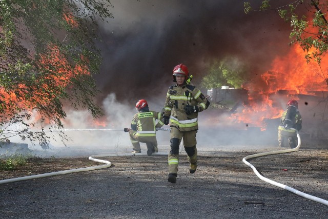Kilka zastępów straży pożarnej walczy z ogniem