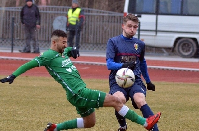 Sebastian Walicki (w granatowym stroju) grał w 4 lidze w barwach Sokoła Kolbuszowa Dolna.