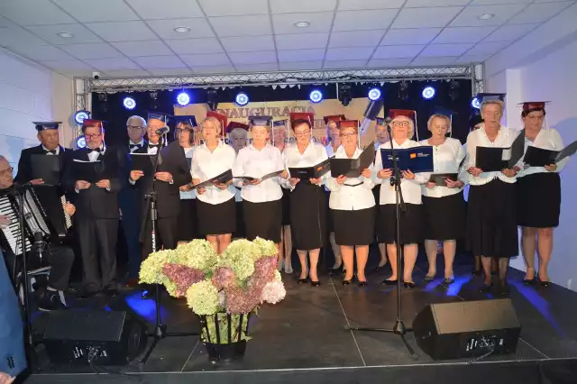 Nowy rok akademicki zainaugurował pieśnią "Gaudeamus igitur" chór Uniwersytetu Trzeciego Wieku pod dyrekcją Jana Bukłada