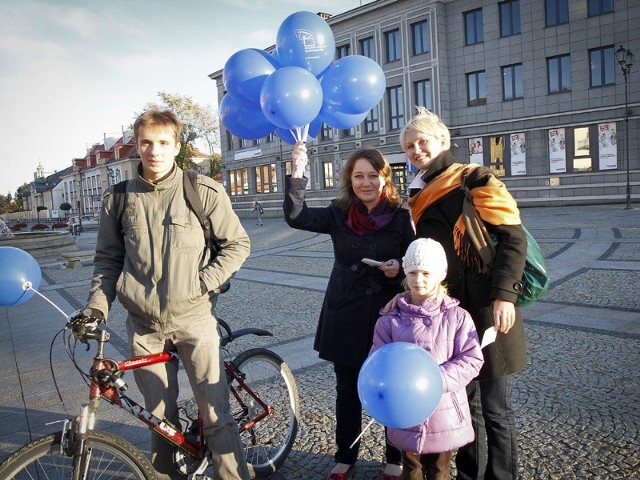 Wolontariusze w centrum miasta