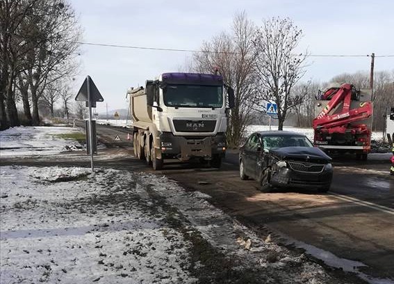 Wypadek pod Wrocławiem. Jedna odoba ranna [ZDJĘCIA]