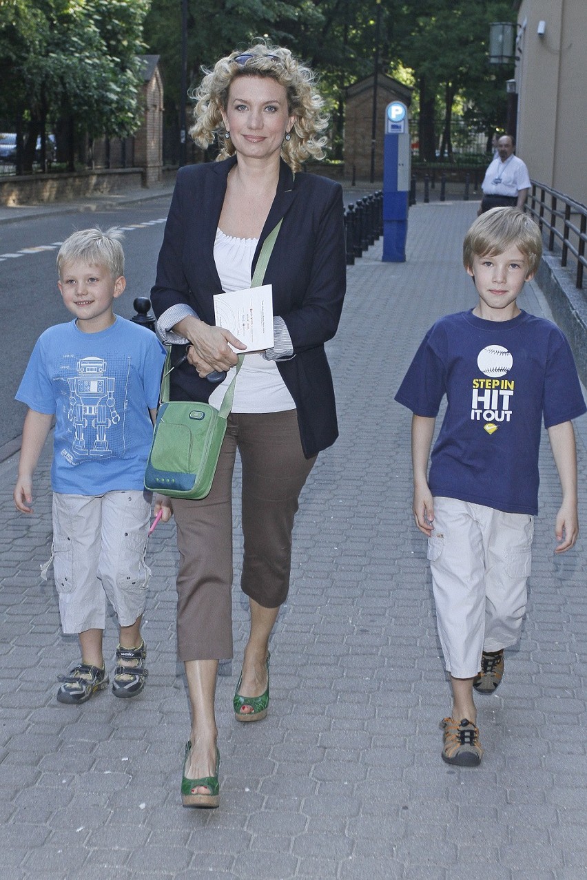 Joanna Trzepiecińska z synami (Karol w lewej)