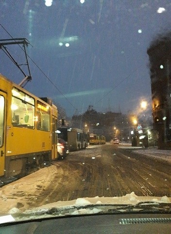 Stoją tramwaje i autobusy na ul. Dworcowej w Szczecinie.