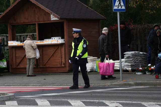 Dziś w regionie przy wszystkich cmentarzach w regionie trzeba się liczyć z utrudnieniami.