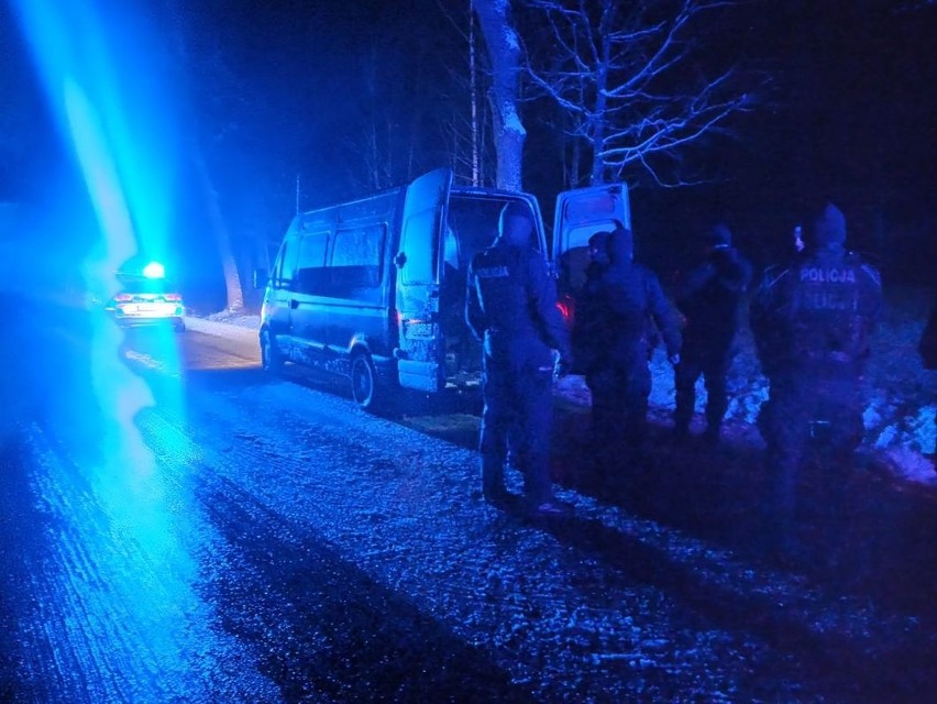 Bielsk Podlaski. Policjanci po pościgu zatrzymali Albańczyka przewożącego imigrantów (zdjęcia)