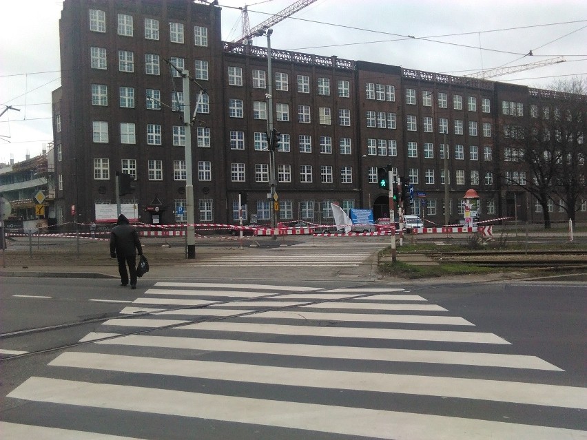 Po dużej awarii zamknięte dwa pasy ul. Oławskiej. Urzędnicy proponują objazd (FOTO)
