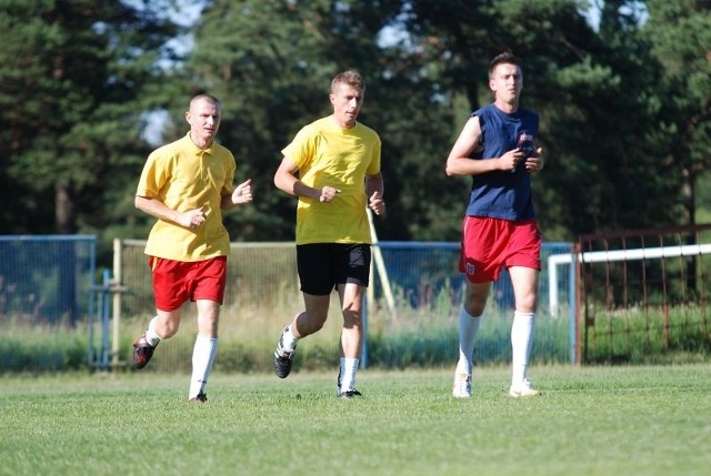 Pierwszy trening MKS Stąporków po wakacyjnej przerwie. Na zdjęciu od lewej: Mariusz Arczewski, Sławomir Jedynak, Łukasz Rechowicz.