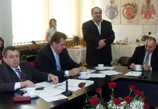 Z lewej Edmund Kaczmarek, starosta jędrzejowski. W środku Bogusław Włodarczyk, starosta opatowski jako gospodarz spotkania konwentu starostów województwa świętokrzyskiego.