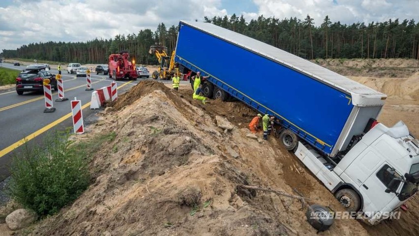 Wypadek tira pod Lubinem. Auto wjechało do rowu, droga była zablokowana [ZDJĘCIA]