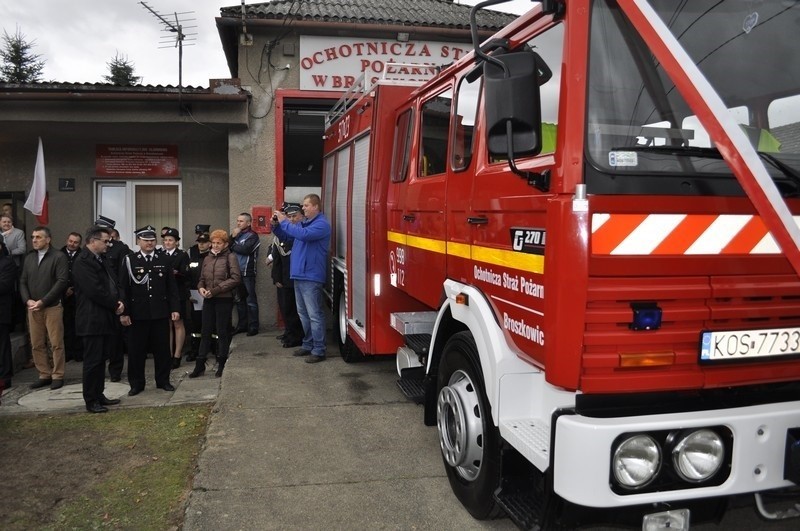 Strażacy z Broszkowic dostali wóz ratowniczo-gaśniczy. Nie jest z salonu, ale dla nich jest jak nowy