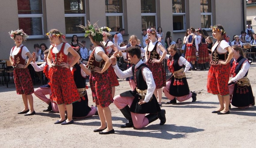 Integracja dobra na wakacje. Roztańczony piknik w liceum w Kazimierzy Wielkiej [ZDJĘCIA]